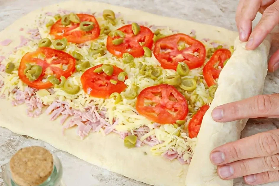 Pão recheado simples e fácil com recheio de presunto muçarela e tomate