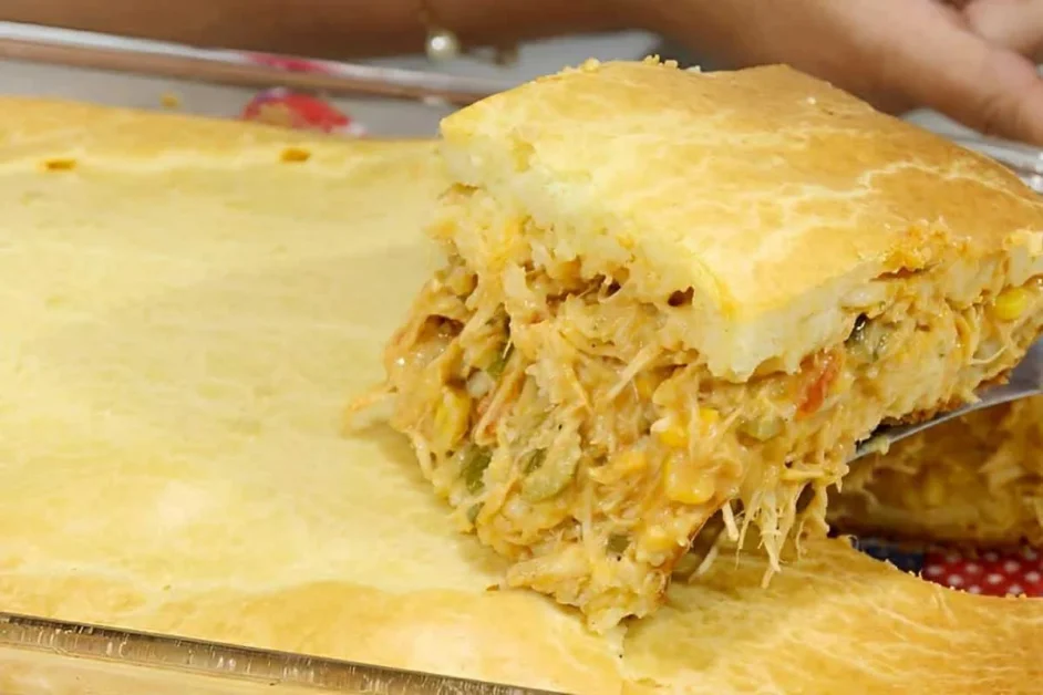 Torta de frango muito molhadinha e cremosa e com uma massa que desmancha na boca