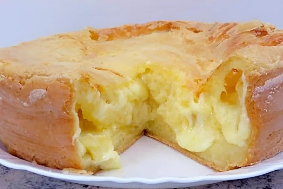 Bolo de polvilho que já sai recheado do forno perfeito para o lanche