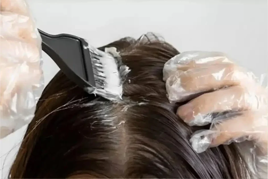 Quer pintar os cabelos grisalhos em casa Essa tintura para cabelo branco caseira vai te surpreender