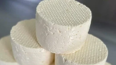 Se você tem 1 litro de leite, 1 iogurte e meio limão, aprenda a preparar o melhor queijo caseiro