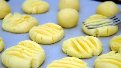Biscoitinho de parmesão fácil e delicioso você mistura os ingredientes e leva para o forno
