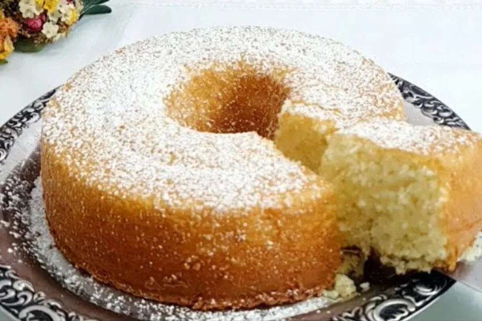 Bolo de arroz no liquidificador perfeito para servir com um cafézinho