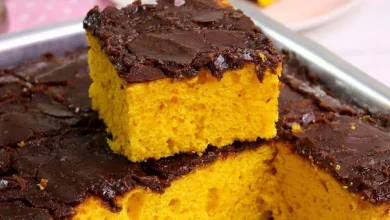 Bolo de cenoura combinando perfeitamente com uma cobertura deliciosa de chocolate muito tentador