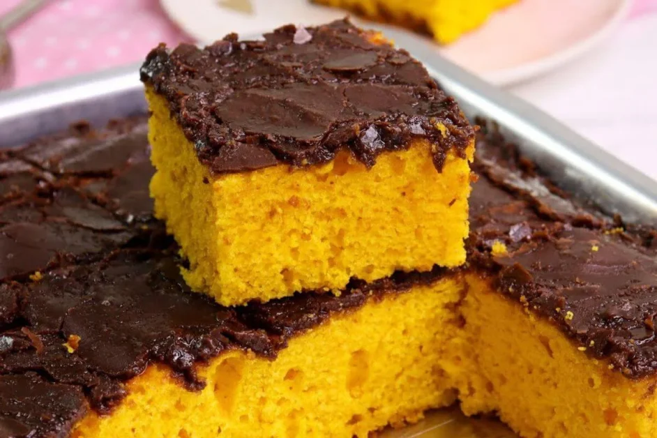 Bolo de cenoura combinando perfeitamente com uma cobertura deliciosa de chocolate muito tentador