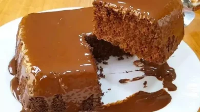 Bolo de chocolate sem açúcar de micro-ondas, sem glúten, sem lactose e super fofinho! Pronto em 5 minutos!