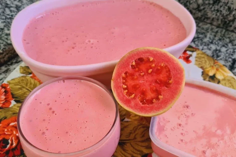 Mousse de goiaba bem cremoso usando a própria fruta