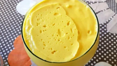 Mousse de manga com a fruta do momento gostoso e cremoso igual sorvete