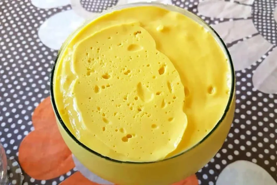 Mousse de manga com a fruta do momento gostoso e cremoso igual sorvete