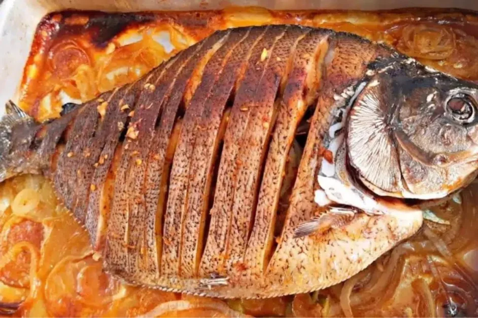 Peixe assado no forno com um tempero que só você vai saber o segredo