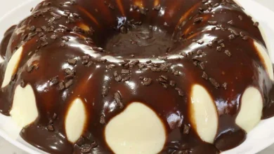 Pudim de leite ninho com cobertura de chocolate que não precisa levar ao forno