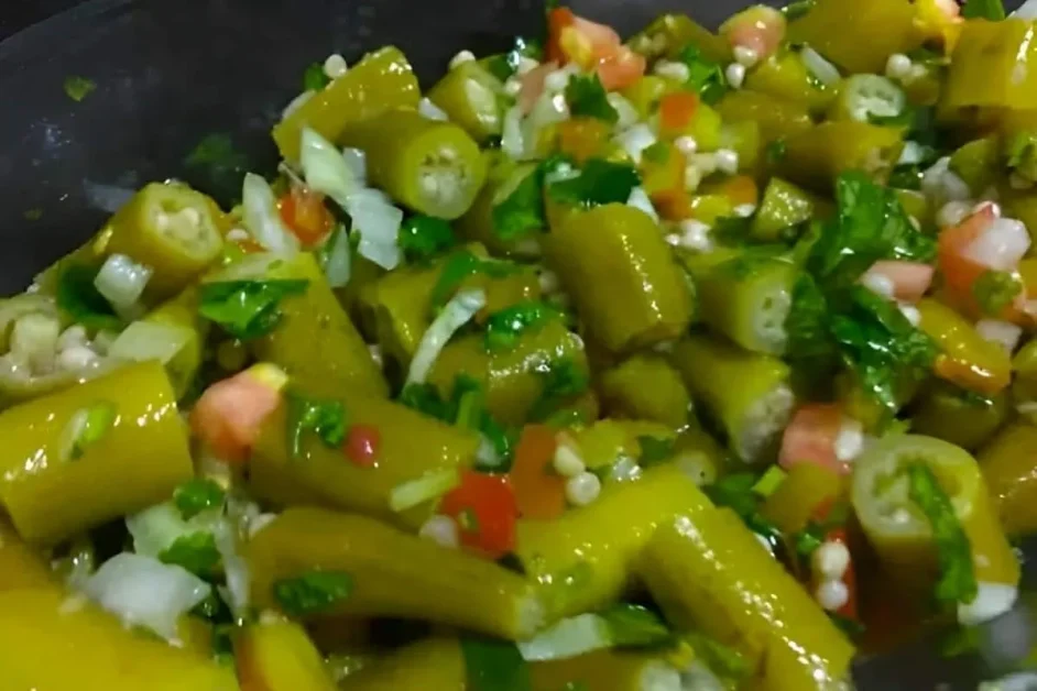 Salada de quiabo geladinha e super saborosa ótima para seu almoço em dia de calor