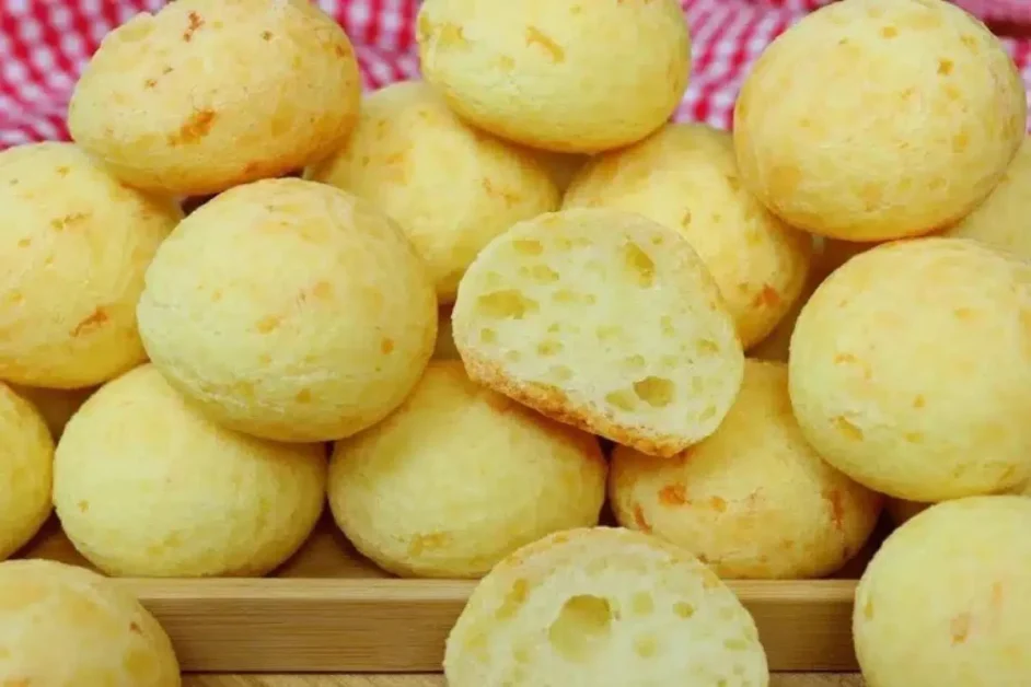 Aprenda a fazer pão de queijo caseiro que não murcha depois que tira do forno