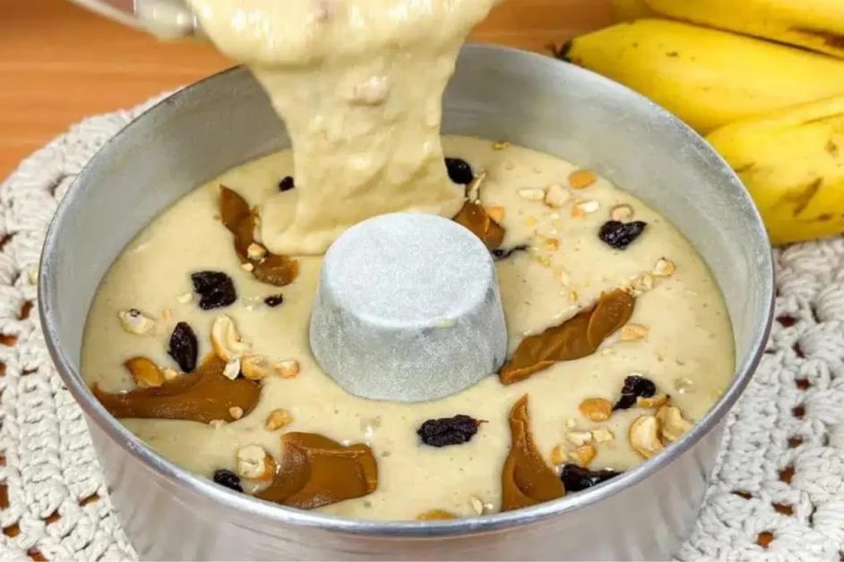 Bolo de banana especial para o natal mas fica tão gostoso que você vai querer fazer o ano todo