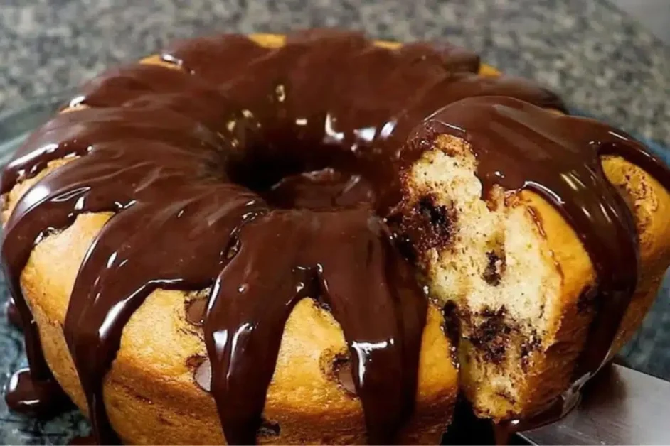 Bolo de creme de leite super fofinho com uma cobertura irresistível de chocolate