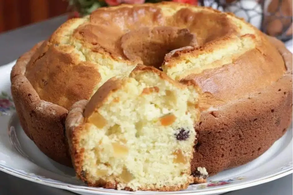 Bolo de natal amanteigado fácil e delicioso que parece um panetone de Natal