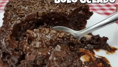 Bolo gelado de chocolate bem molhadinho e uma cobertura de comer lambendo os dedos