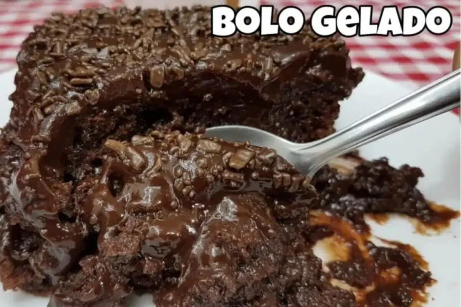 Bolo gelado de chocolate bem molhadinho e uma cobertura de comer lambendo os dedos