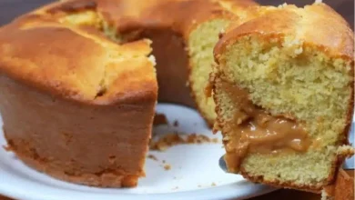 Bolo simples e fácil de fazer que já sai recheado com doce de leite do forno