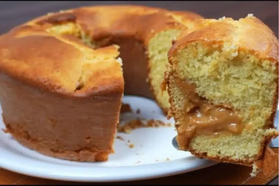 Bolo simples e fácil de fazer que já sai recheado com doce de leite do forno