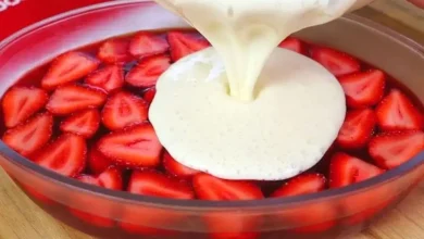 Gelatina de morango com ninho uma sobremesa deliciosa que não é difícil de preparar