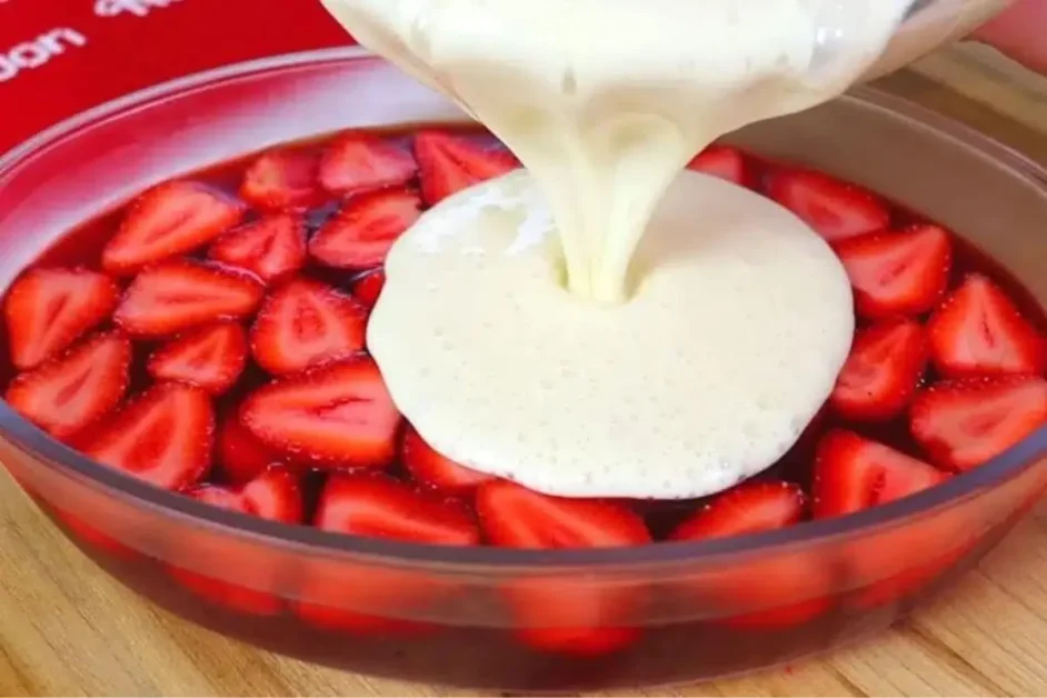 Gelatina de morango com ninho uma sobremesa deliciosa que não é difícil de preparar