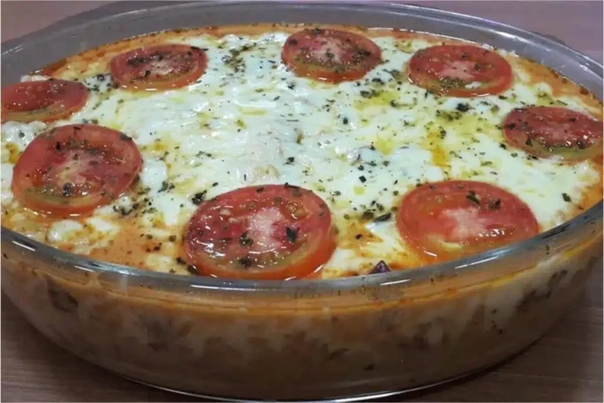 Macarrão de microondas com uma cobertura de queijo derretendo por cima que fica uma delícia