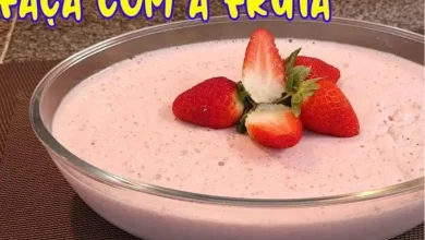 Mousse de morango cremoso usando a própria fruta ótima sobremesa para seu Natal