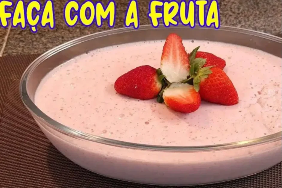 Mousse de morango cremoso usando a própria fruta ótima sobremesa para seu Natal