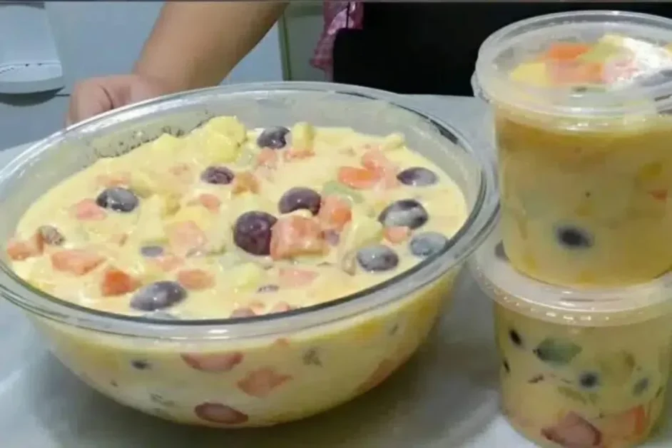 Salada de Frutas Cremosa para o Natal Uma Explosão de Frescor e Sucesso à Mesa