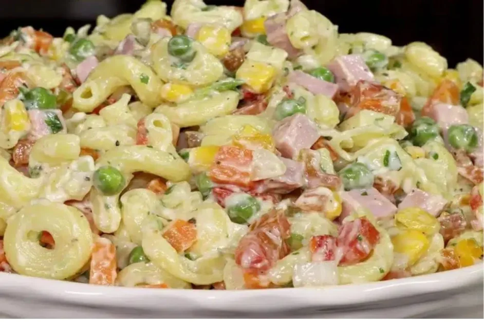 Salada de macarrão completa e muito saborosa para sua reunião de família no Natal