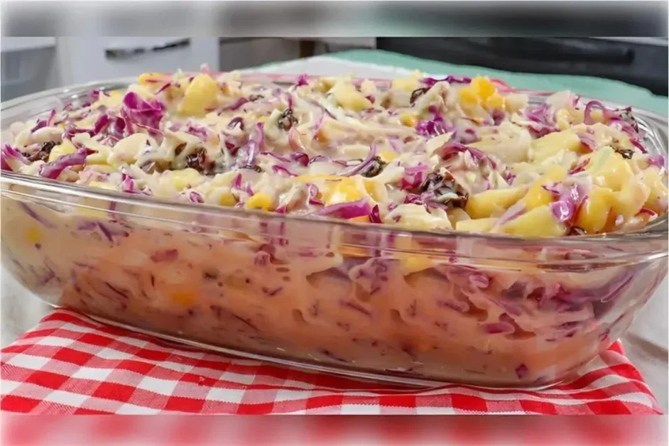 Salada tropical com repolho agridoce bem cremosa e refrescante para o natal