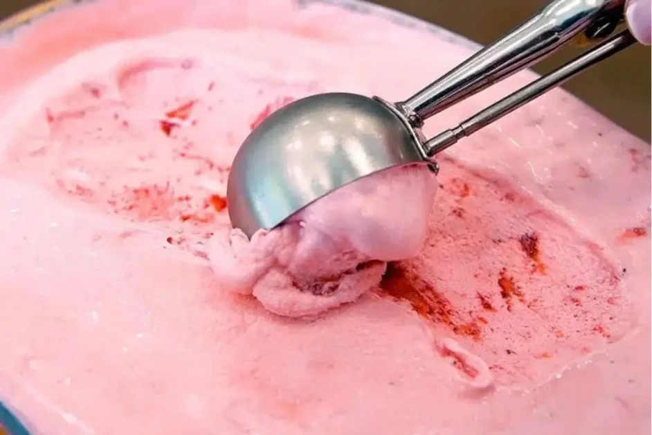 Sorvete de morango com a fruta e bem cremoso para refrescar o calor de fim de ano