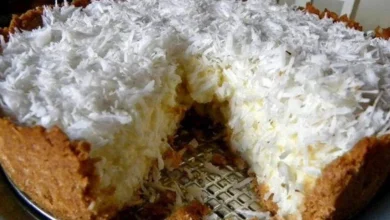 Torta de coco cremosa e molhadinha vai combinar perfeitamente com sua ceia de natal