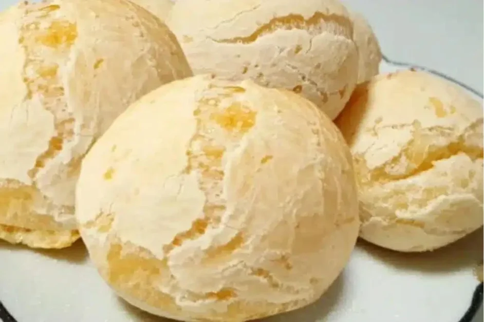 Aprenda a fazer um pão de queijo rápido tradicional de Minas que fica uma delícia