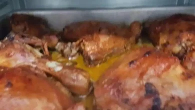 Aprenda como temperar e preparar um frango assado para o almoço de ano novo