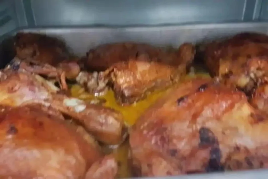 Aprenda como temperar e preparar um frango assado para o almoço de ano novo