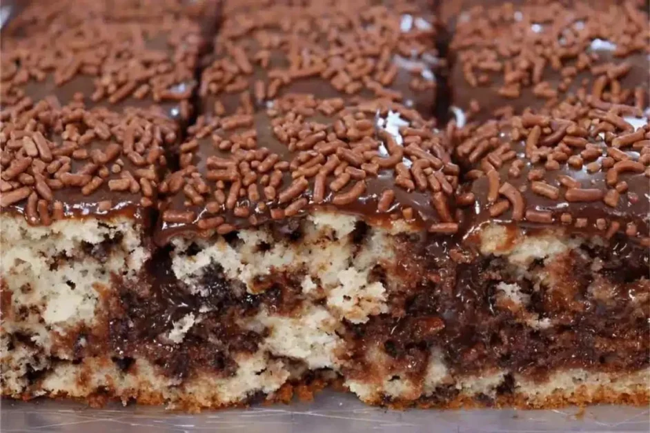 Bolo formigueiro com uma coberturinha de chocolate que é de comer lambendo os dedos