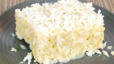 Bolo gelado de coco bem molhadinho e cremoso vai ser impossível comer um pedaço só