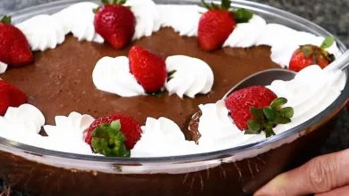 Mousse de chocolate com um toque especial do morango que deixa essa sobremesa ainda mais deliciosa