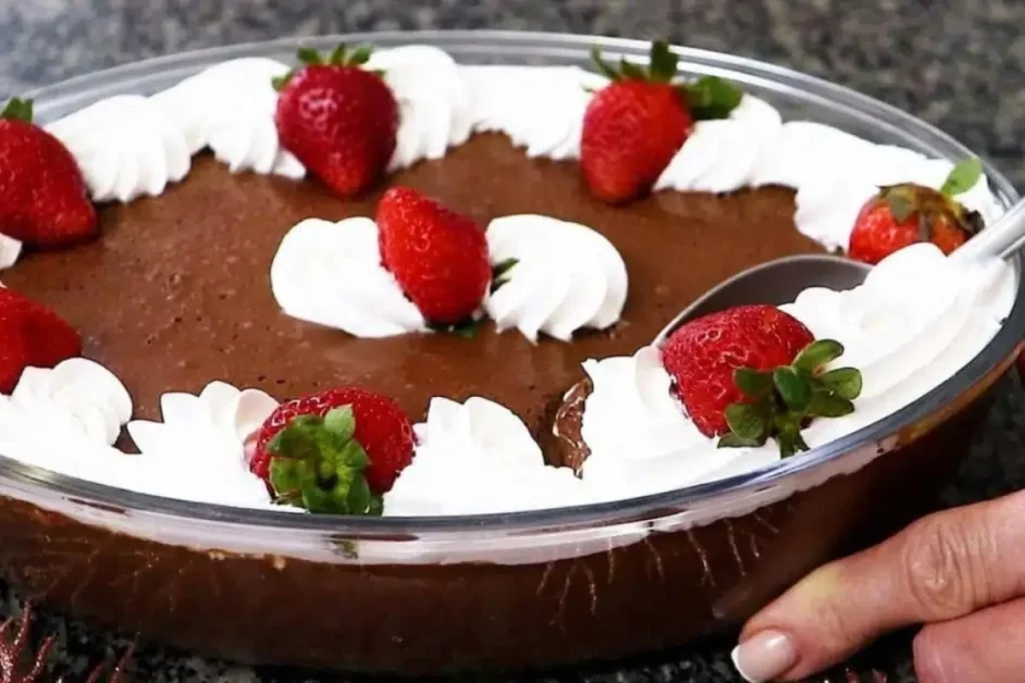 Mousse de chocolate com um toque especial do morango que deixa essa sobremesa ainda mais deliciosa