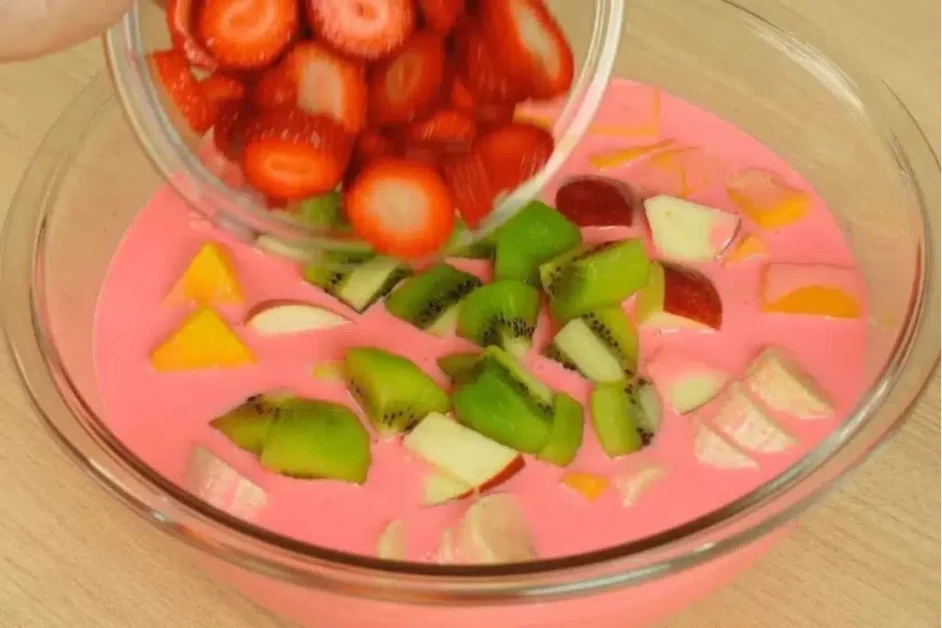 Salada de frutas bem cremosa que vai ser a mais gostosa que você já comeu