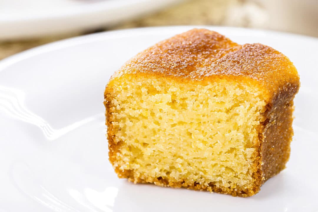 Só 3 ingredientes para fazer esse Bolo de Fubá delicioso