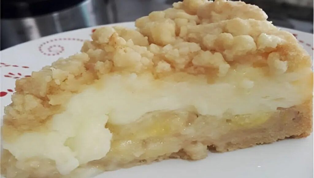 Torta de banana com cobertura de farofa fica irresistível