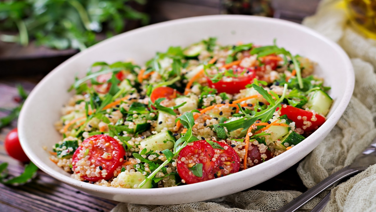 Salada de Quinoa com Rúcula, Rabanete, Tomate e Pepino: Uma Delícia para Reunir a Família