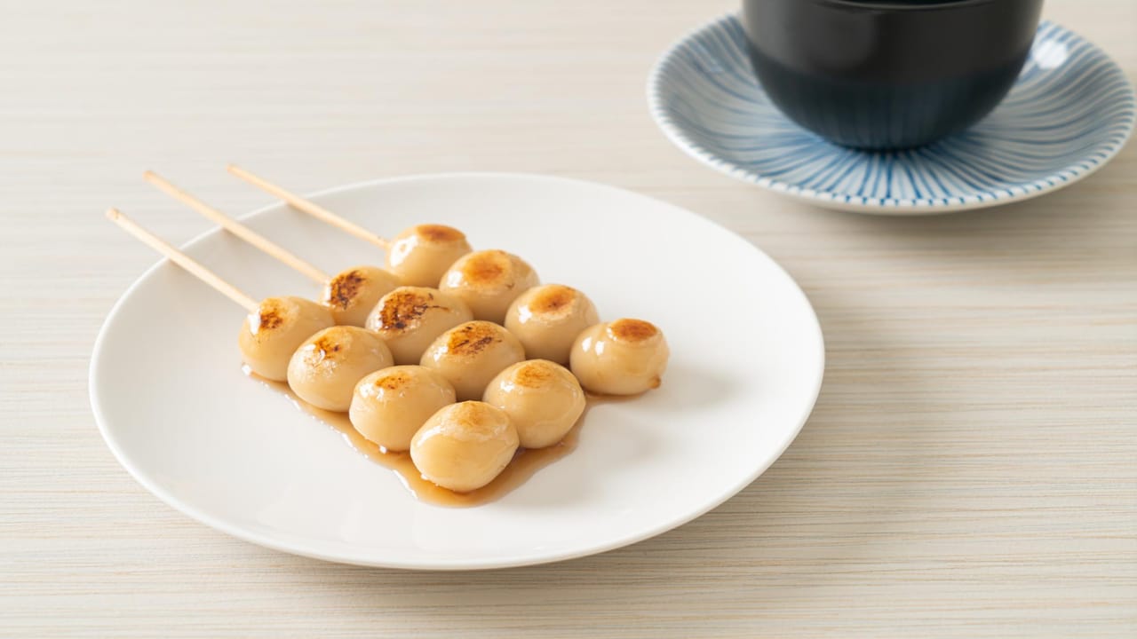 Mitarashi Dango: Bolinho de Arroz com Molho Doce de Soja que Aprendi com Minha Avó