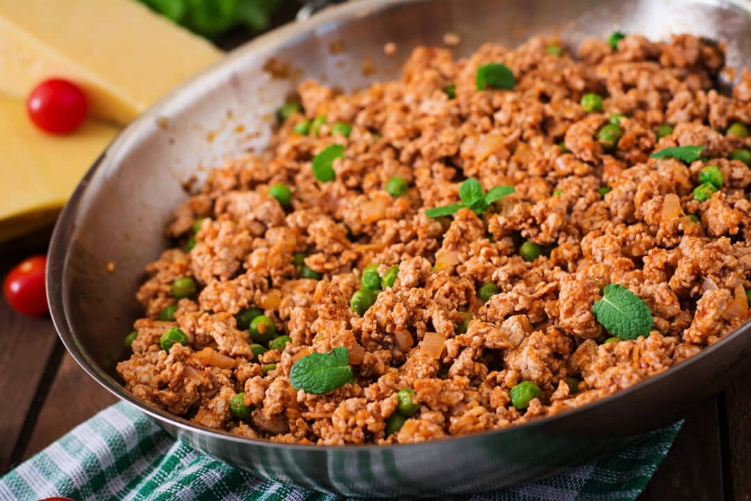 Carne Moída com Ervilhas Frescas e Hortelã: Sabor Fresco e Aromático em Cada Garfada