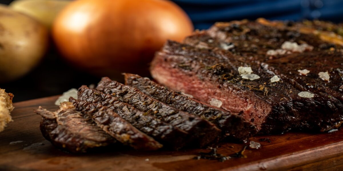 Domine o Churrasco em Casa com Nossa Receita de Fraldinha Assada!