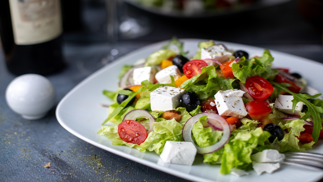 Salada Grega que Aprendi com Minha Avó: Frescor e Sabor em Cada Mordida