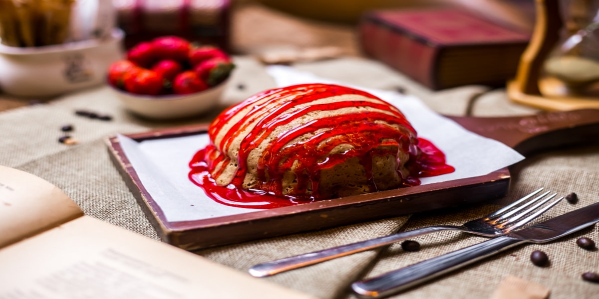 Delícia em Camadas: O Supremo Bolo de Chocolate com Morango!